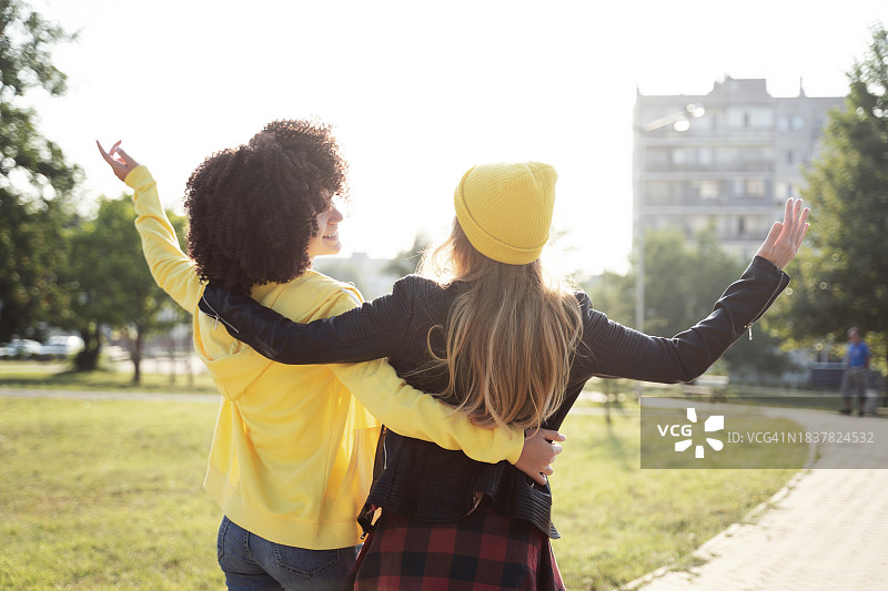 享受新一天的两个女孩图片素材