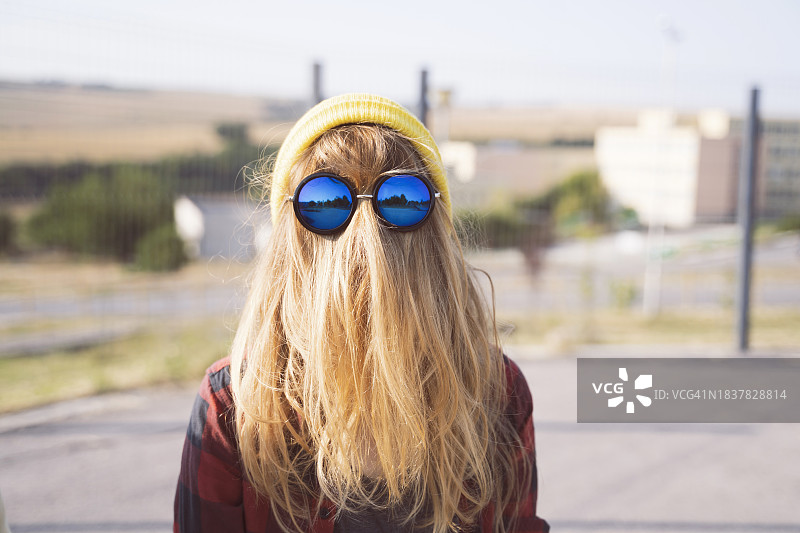 有趣的少女肖像图片素材