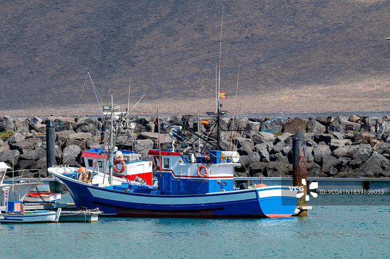 两艘渔船停靠在码头图片素材