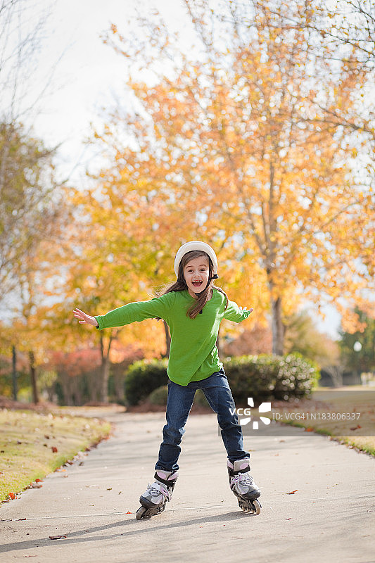 快乐的轮滑女孩图片素材