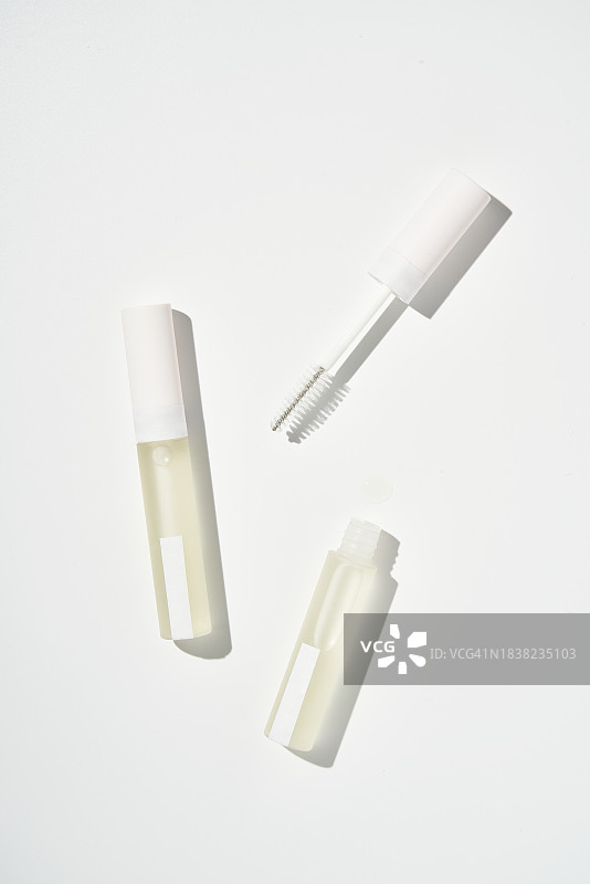 眉毛和睫毛滋养油及化妆刷图片素材
