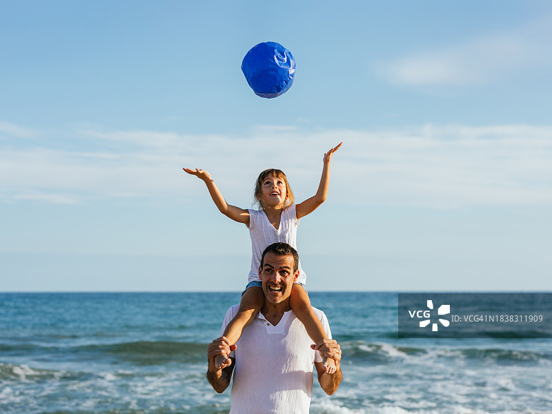 一家人在海滩上玩球图片素材