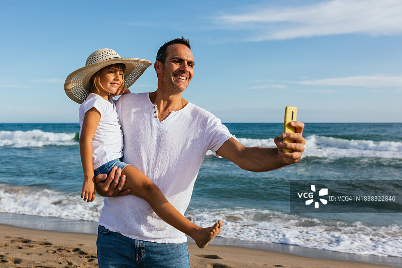 海滩自拍：捕捉海浪中的欢乐瞬间图片素材