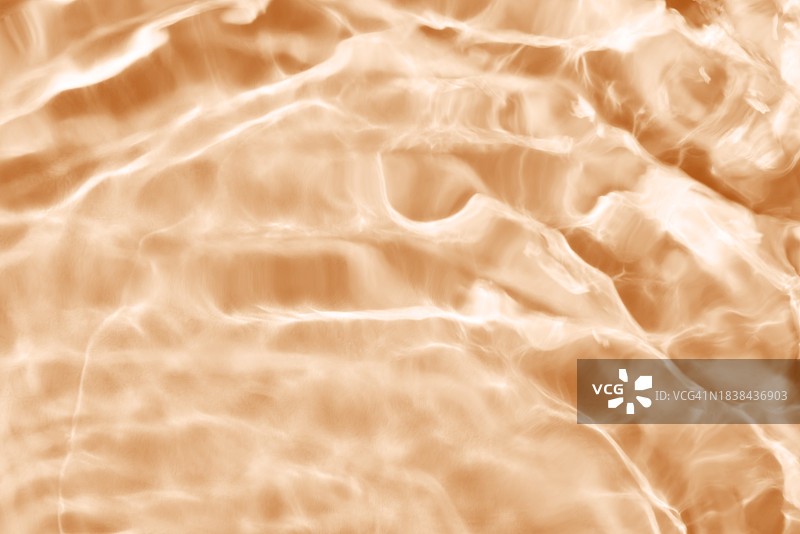 清澈水面纹理特写，带有飞溅和气泡。流行的抽象自然背景。米色背景上的波纹水纹理。2024年度流行色。图片素材