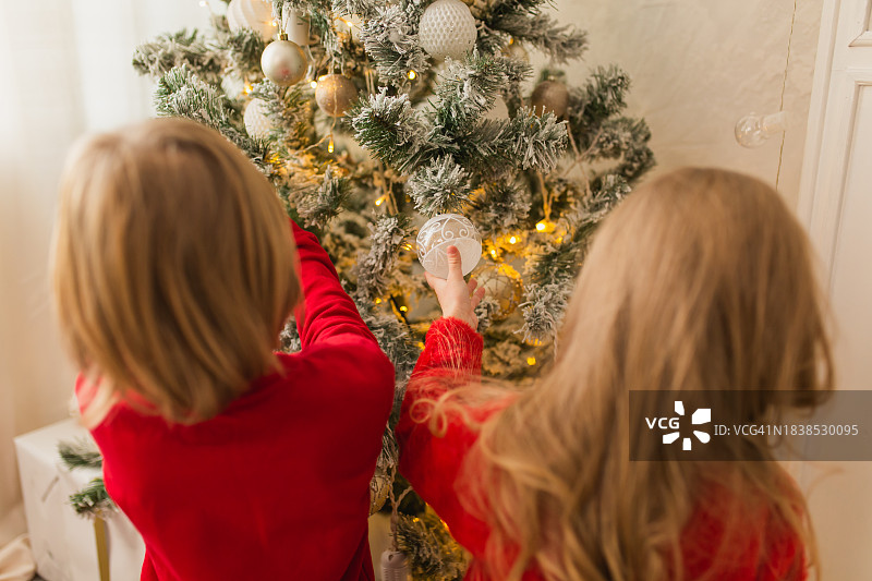 孩子们在家里穿着红色毛衣庆祝圣诞节图片素材