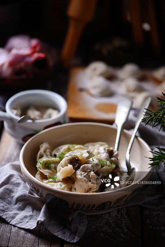 木板上的饺子图片素材