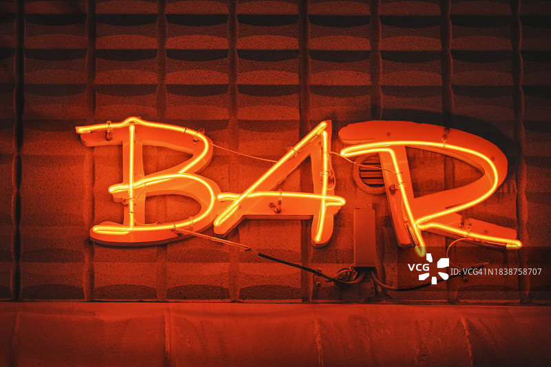 夜晚外墙上的霓虹酒吧招牌图片素材