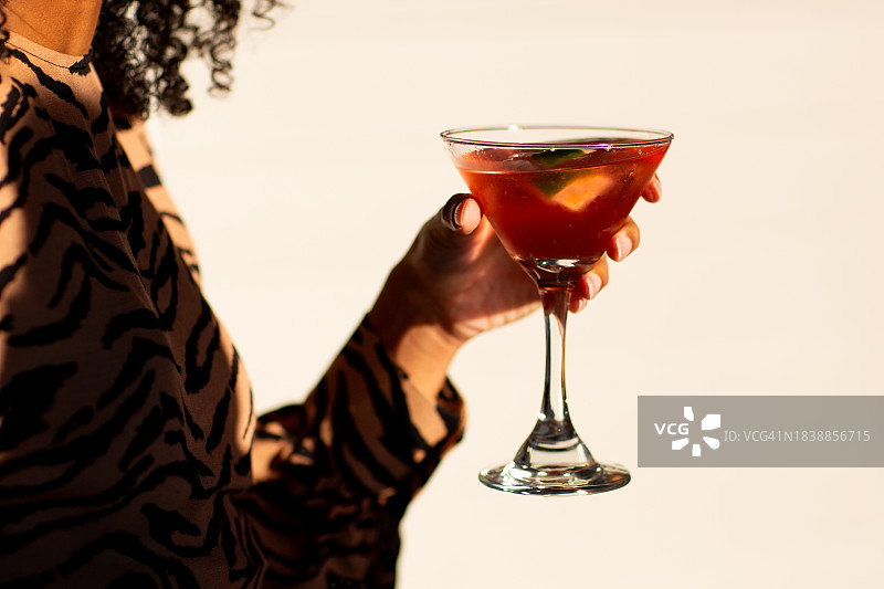 发光曼哈顿鸡尾酒图片素材