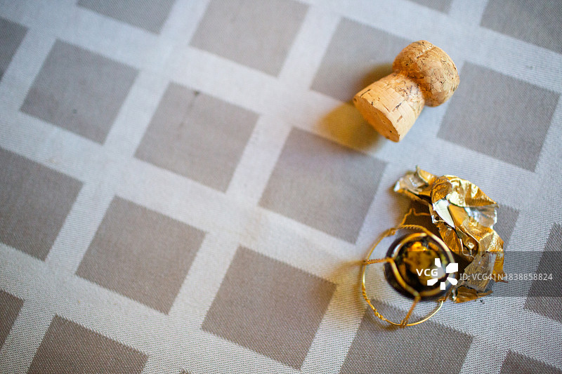 香槟酒瓶上的软木塞和金属丝笼图片素材
