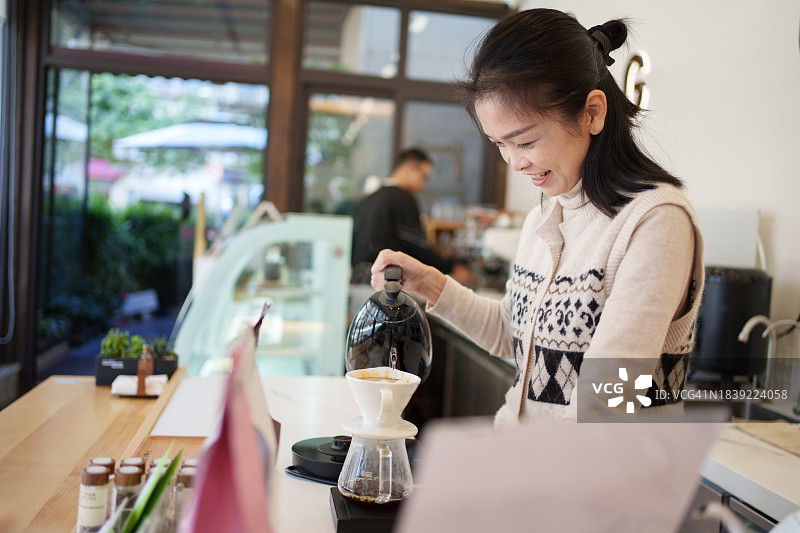 咖啡店主制作咖啡图片素材