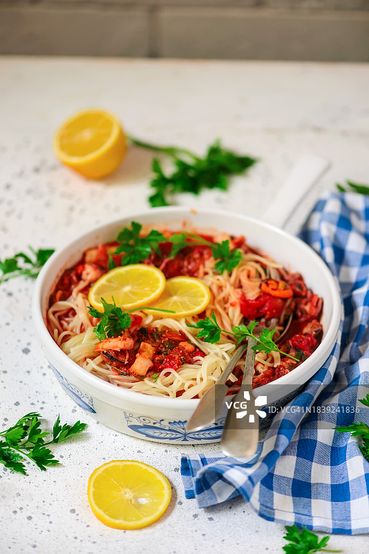 白色煎锅中的意大利海鲜意面图片素材