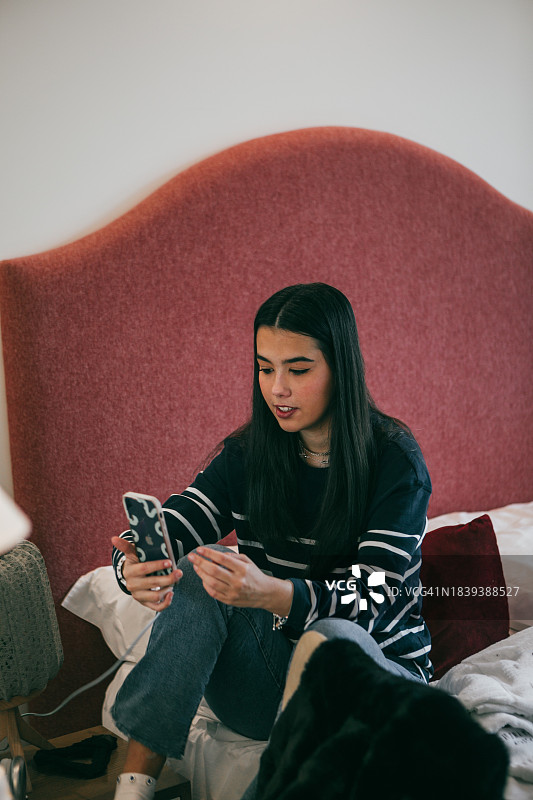 沉迷社交媒体的年轻人用手机聊天图片素材