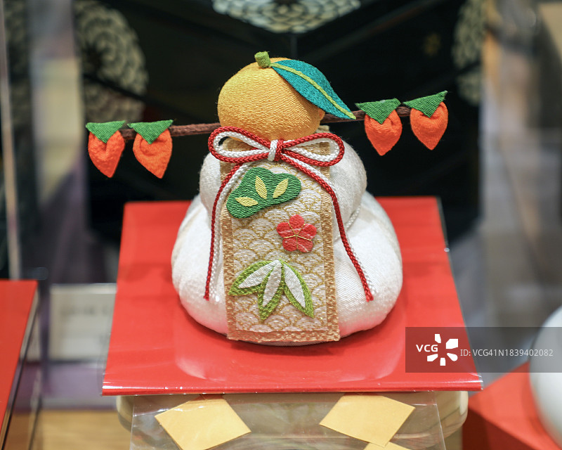 带松树、梅花、竹子和橘子的镜饼图案装饰，由绉绸制成图片素材