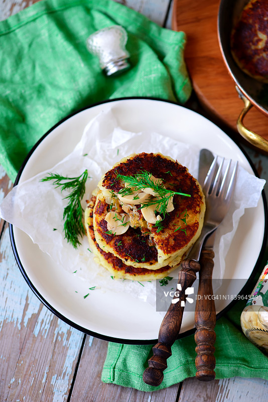 蘑菇纯素土豆饼图片素材