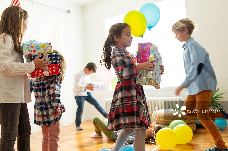 孩子们在室内生日派对上跳舞玩耍图片素材