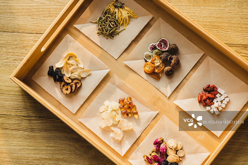 竹托盘上的多种中草药茶配料图片素材