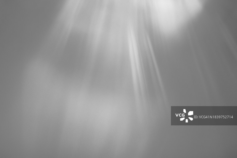 白色墙壁上彩虹光折射纹理叠加效果模糊梦幻背景图片素材