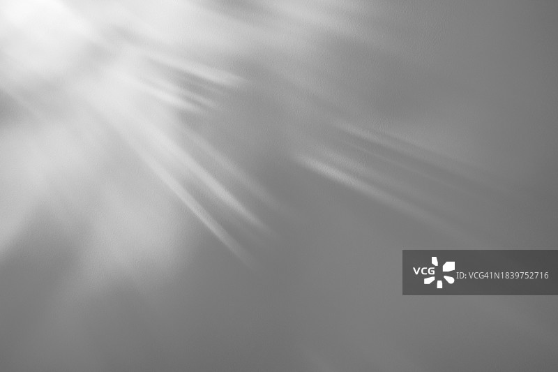 白色墙壁上彩虹光折射纹理叠加效果模糊梦幻背景图片素材