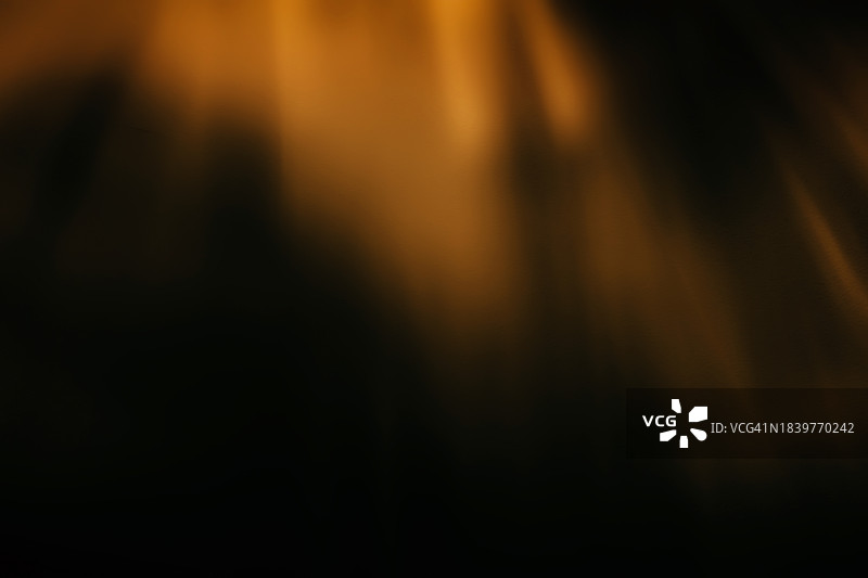 黑色背景上的金色水晶彩虹漏光纹理效果图片素材