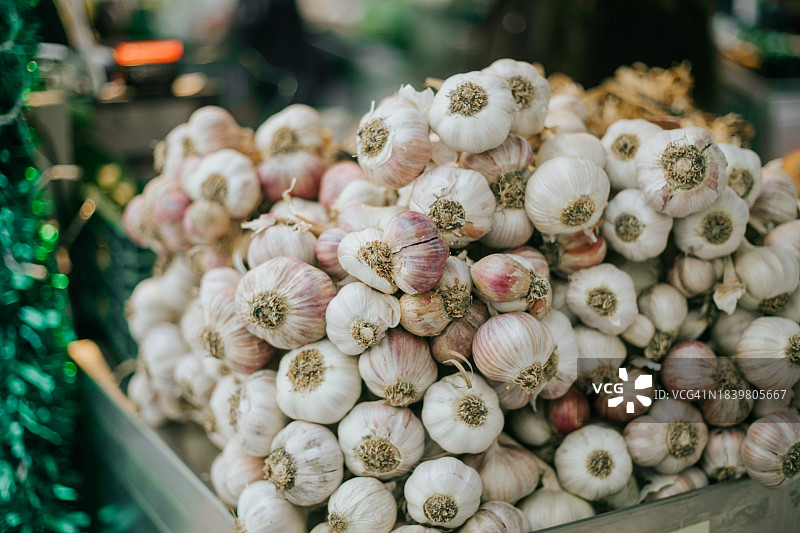 市场摊位上的大蒜图片素材