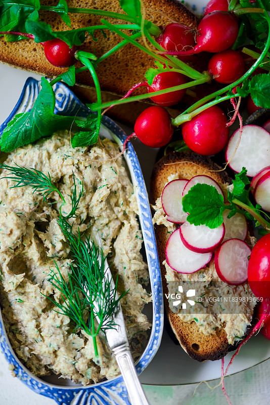 鲭鱼酱配面包丁和萝卜图片素材