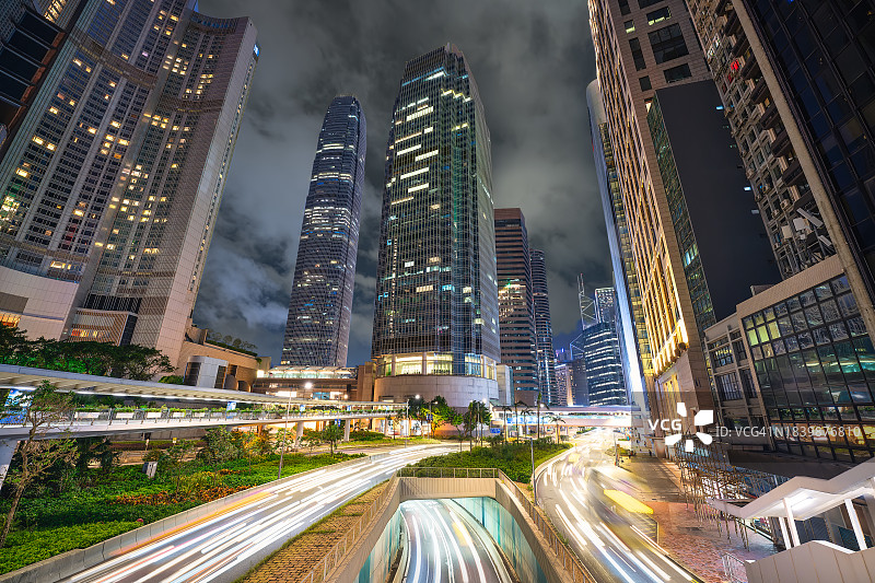 香港金融区夜景：摩天大楼与车流轨迹俯视图图片素材
