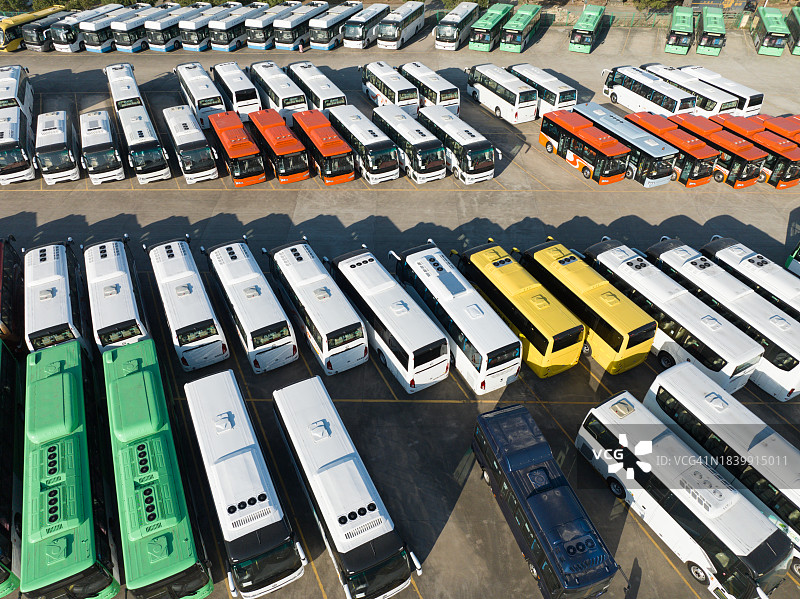 汽车工厂新生产的电动巴士图片素材