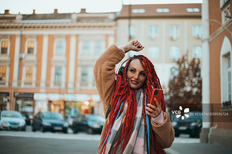 在街上听音乐跳舞的女人图片素材