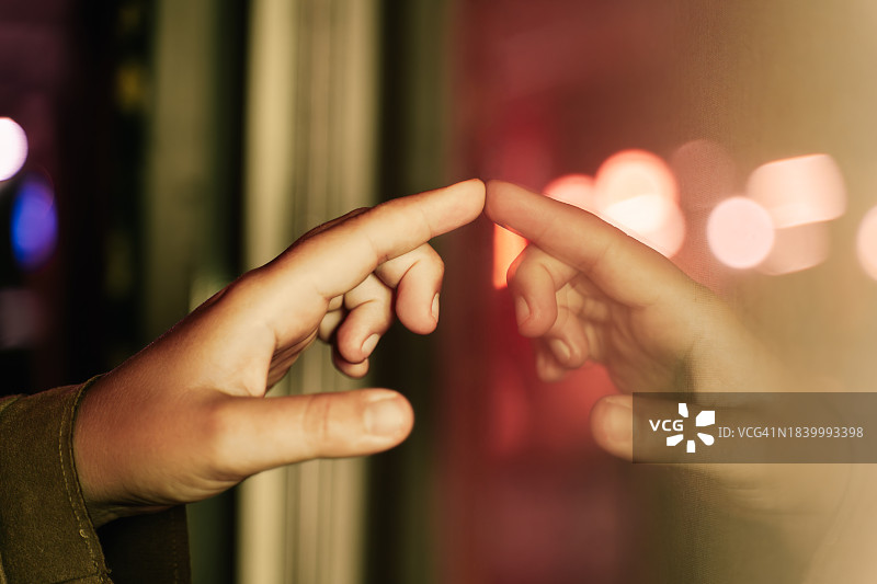 女人在夜晚黑暗中使用触摸屏图片素材