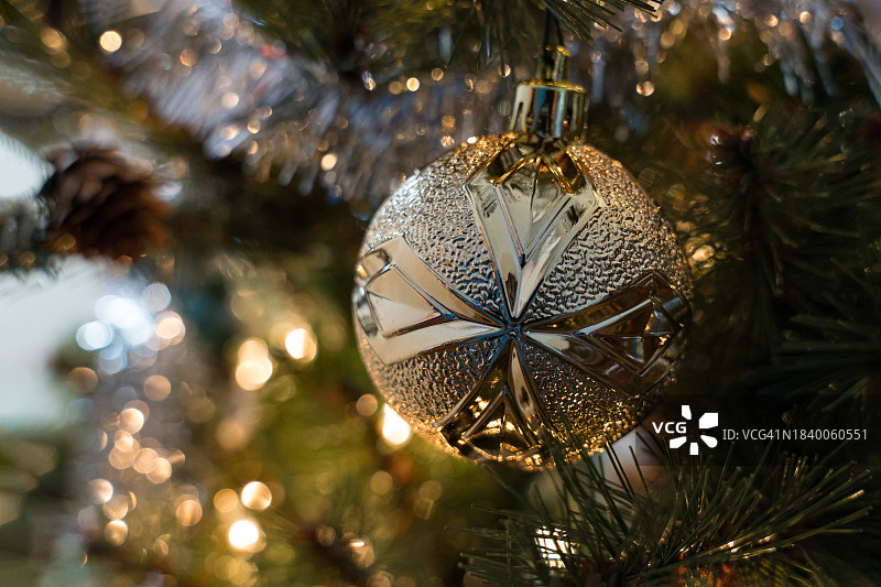 金色圣诞树装饰品特写图片素材