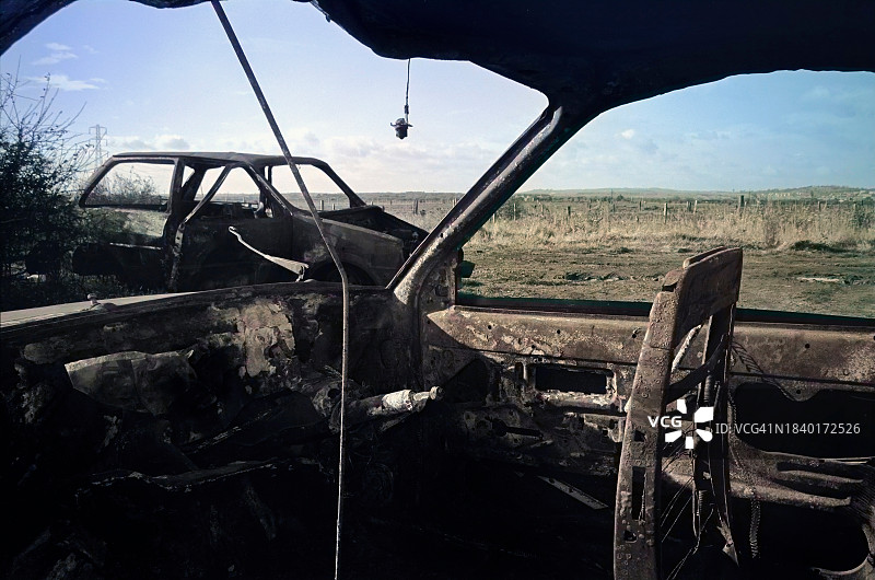 在埃塞克斯巴西尔登附近废弃地上被破坏的汽车图片素材