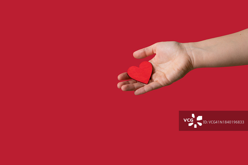 手持木制爱心图片素材