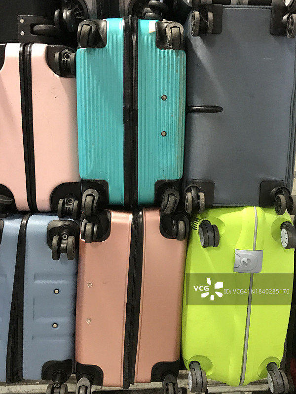 成摞的彩色行李箱图片素材