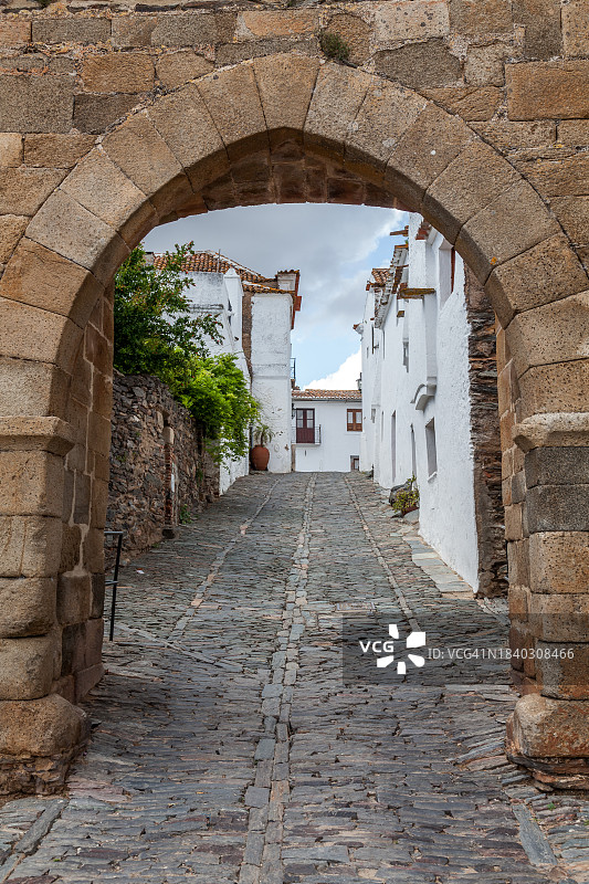 蒙萨拉斯中世纪村庄的城门图片素材