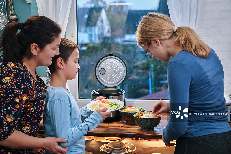 高能效烹饪：蔬菜鸡蛋拌饭图片素材