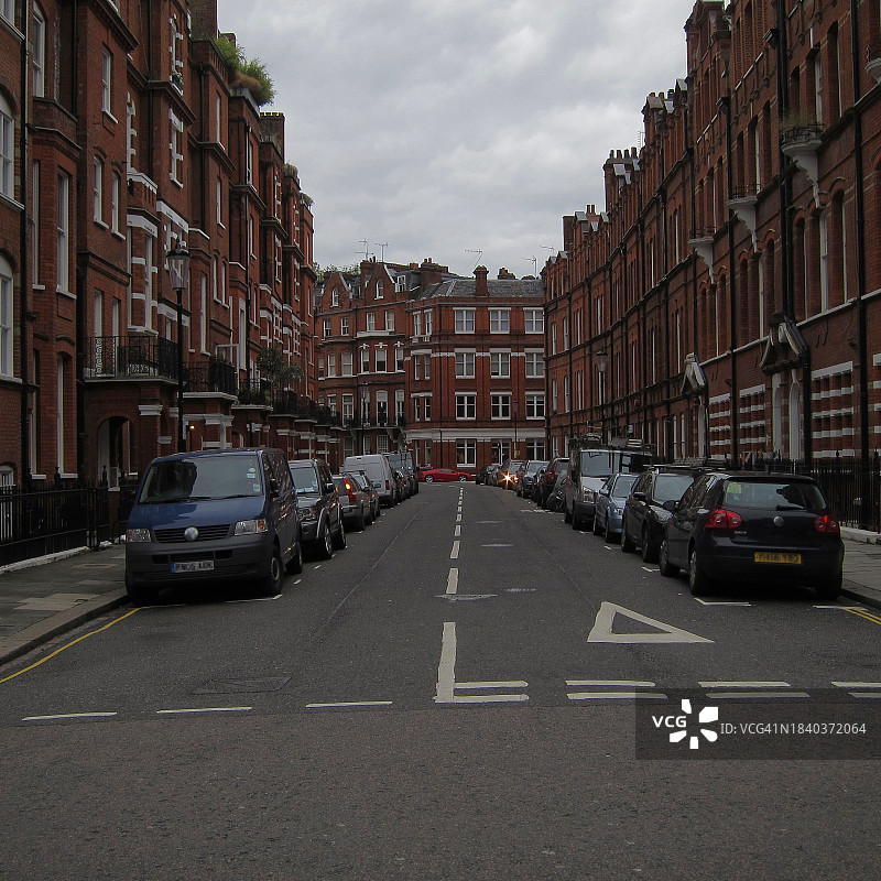 狭窄住宅街道两侧停放的汽车图片素材