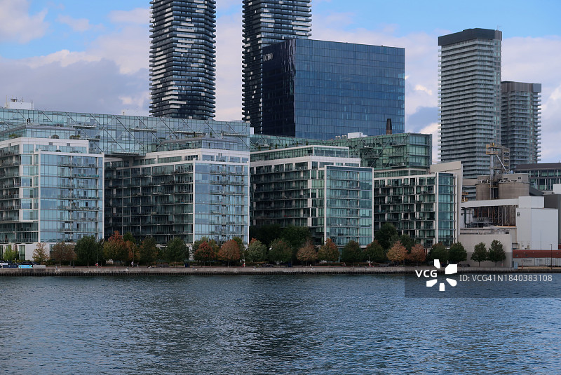 城市滨水区不同高度的住宅楼图片素材