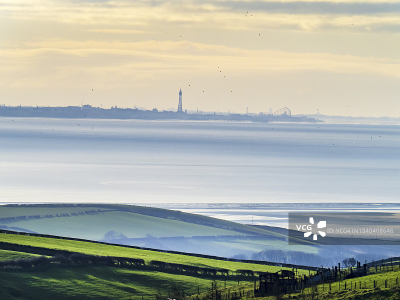 从达顿山丘眺望莫克姆湾、黑潭和塔楼，英国坎布里亚图片素材