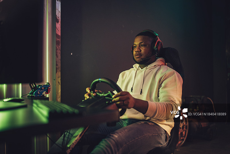 玩赛车游戏的年轻黑人男子图片素材