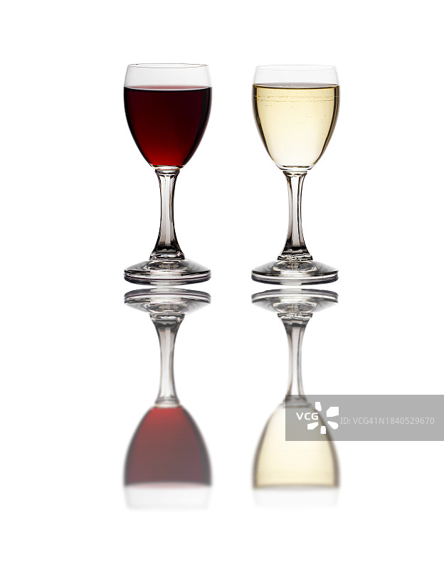 玻璃桌上带有倒影的红色和白色葡萄酒杯图片素材