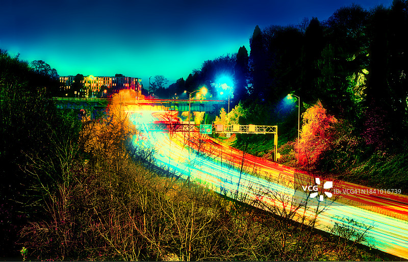 明亮的夜晚高速公路图片素材