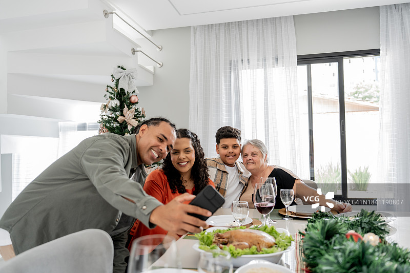 一家人在圣诞餐桌旁自拍图片素材