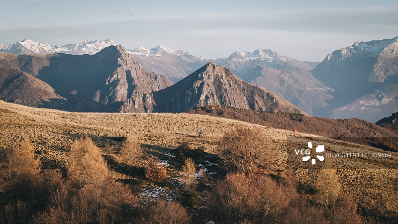山地自行车手在赛道上的航拍图片素材