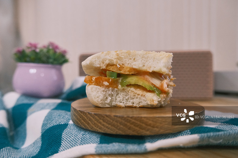 缺了一口的迷你汉堡图片素材