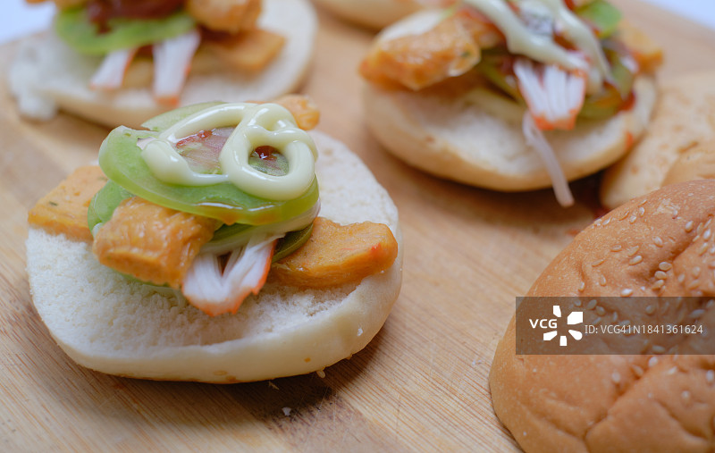 厨师手中的自制迷你汉堡图片素材