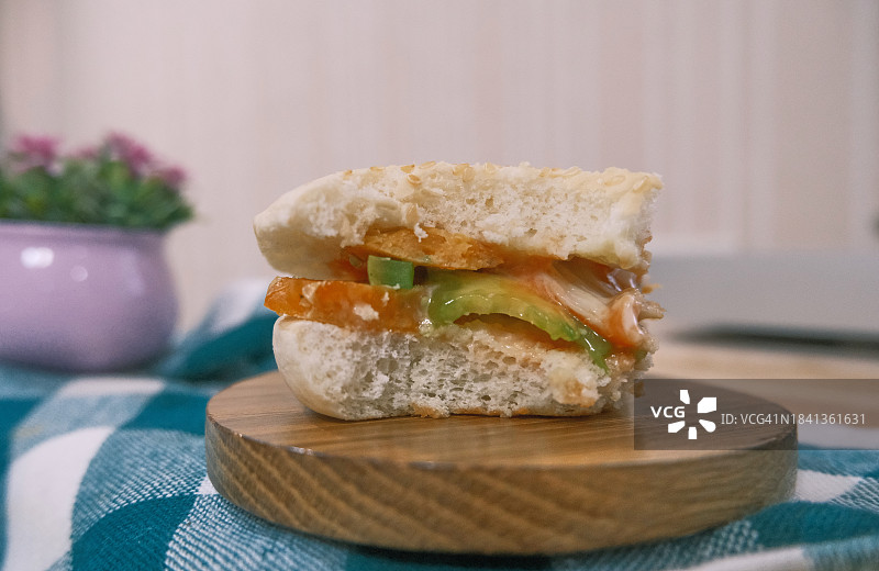 缺了一口的迷你汉堡图片素材