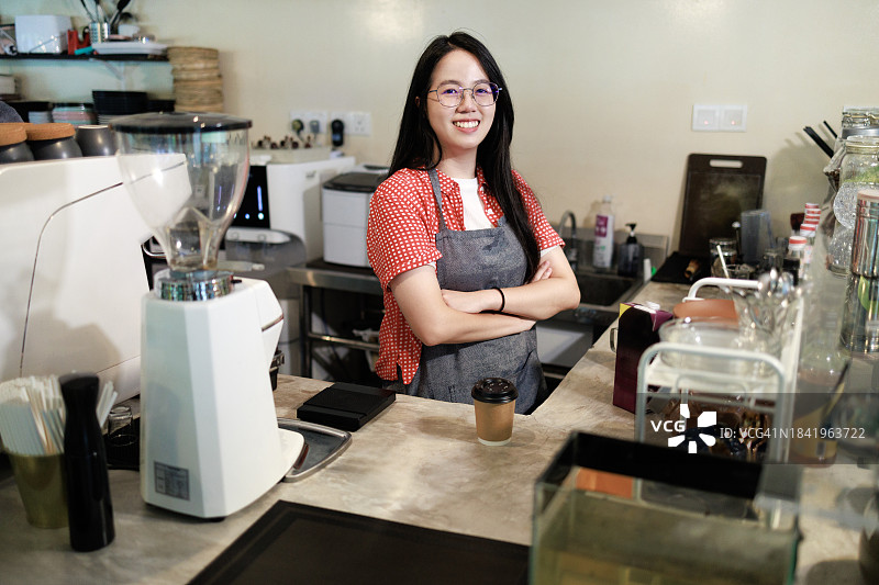 咖啡馆里自信的小企业主肖像图片素材