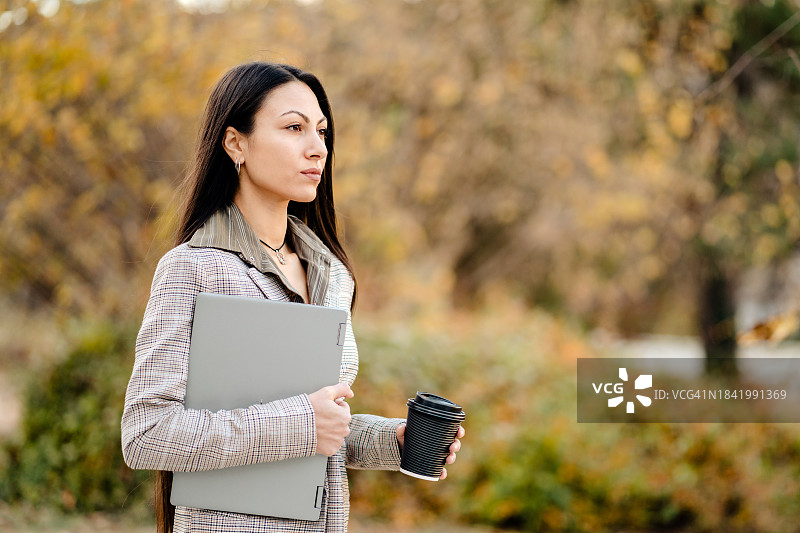 奔波中的年轻女商人图片素材