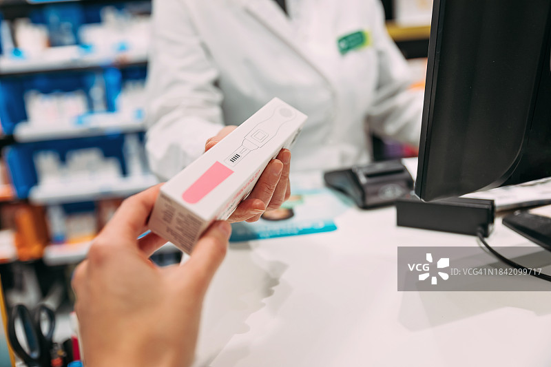 药剂师拿着妊娠测试图片素材