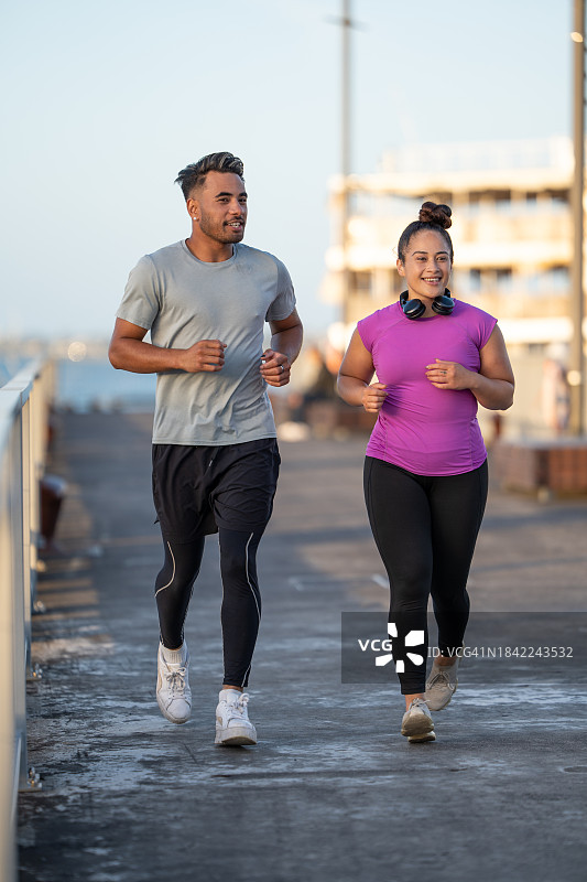 男女在海港跑步图片素材